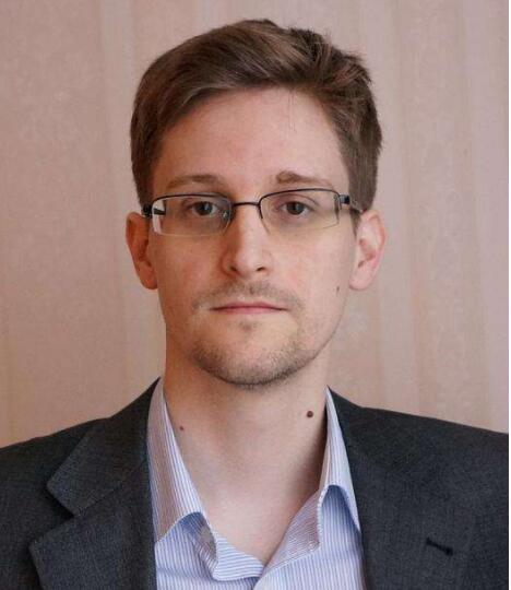 “棱镜门”男主斯诺登 获得俄罗斯永久居留权！