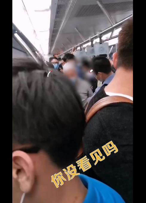 老人变坏了？白发大爷怒斥男子地铁上不让座 到底咋回事?