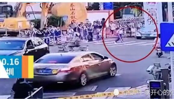 太吓人了!出租车撞倒小学生未刹车再撞奥迪现场图曝光