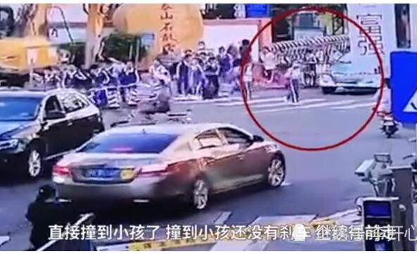 太吓人了!出租车撞倒小学生未刹车再撞奥迪现场图曝光