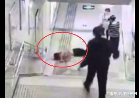 【警惕】女孩地铁站下楼玩手机摔倒 不要做低头族