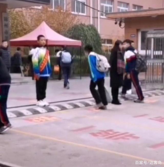 何必强制要求？辽宁一中学要求学生入校先鞠躬