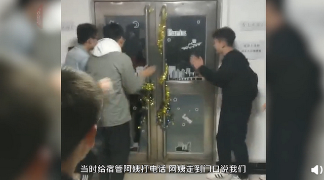 永远的回忆!郑州一学生晚归给宿管唱《世上只有妈妈好》,求开门