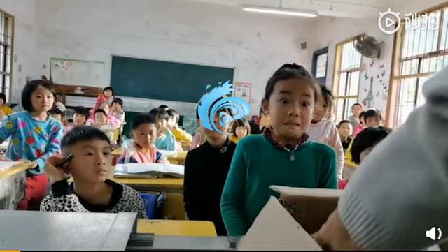 女孩考第一奖励太丰盛惊出表情包，网友：同桌流下羡慕的泪水
