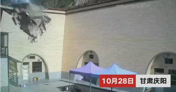 【突发】甘肃载30人大巴坠入农家院13人受伤 2人毫发无损