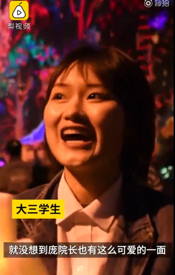 别人的院长！川美校庆院长变身卓别林逗笑全场，简直是卓别林本林