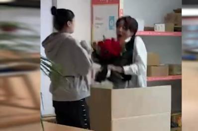 男生藏快递箱求婚被他人错拆,差点跪错了人