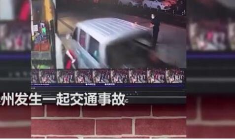 成都一男子倒车失控致11人受伤,现场情况怎么样?