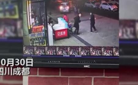 成都一男子倒车失控致11人受伤,现场情况怎么样?