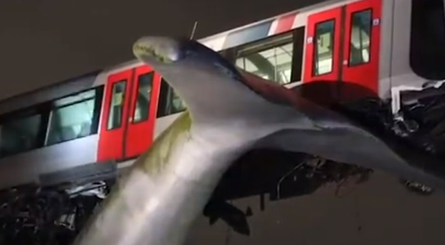 有鲸无险！！荷兰一轻轨冲出轨道，被鲸鱼雕像接住