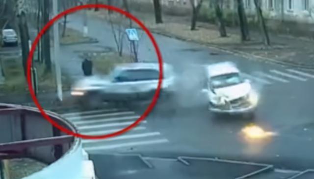 太幸运了!俄罗斯男子10秒内2次躲过死神