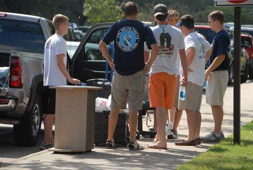 高能预警！成千上万美国大学生未检测就返乡，