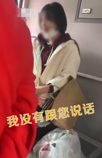 女子公交上摘口罩吃榴莲 怒怼劝阻老人：一把年纪了鼻子还这么好使