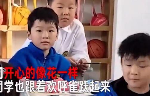 为了别人开心！全班为考一百分的同学欢呼，班级氛围太棒了