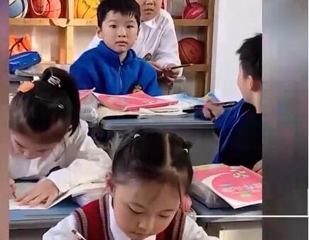 为了别人开心！全班为考一百分的同学欢呼，班级氛围太棒了