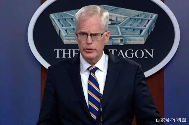 拜登公开接种新冠疫苗 并在接种完疫苗后与护士碰肘