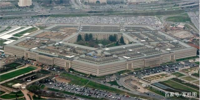 拜登公开接种新冠疫苗 并在接种完疫苗后与护士碰肘