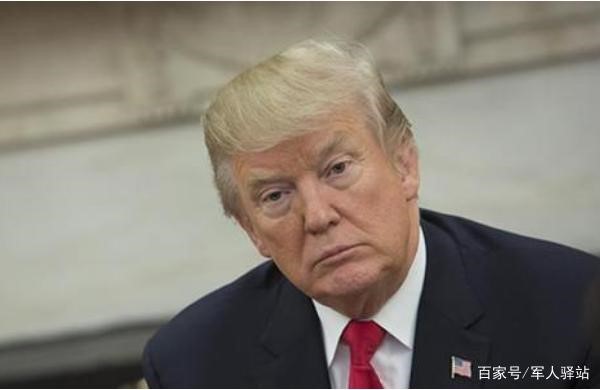 拜登公开接种新冠疫苗 并在接种完疫苗后与护士碰肘