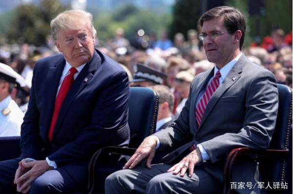 拜登公开接种新冠疫苗 并在接种完疫苗后与护士碰肘