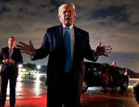 拜登公开接种新冠疫苗 并在接种完疫苗后与护士碰肘