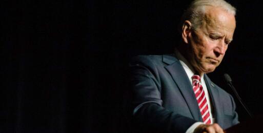 拜登公开接种新冠疫苗 并在接种完疫苗后与护士碰肘