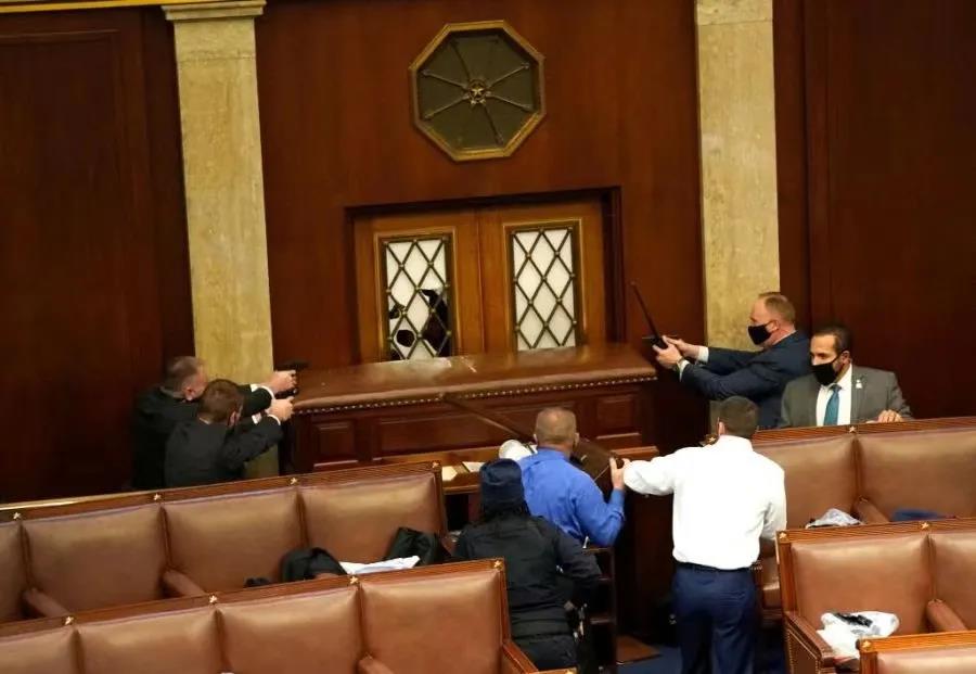 特朗普支持者强闯国会与警察激战 特工开枪！