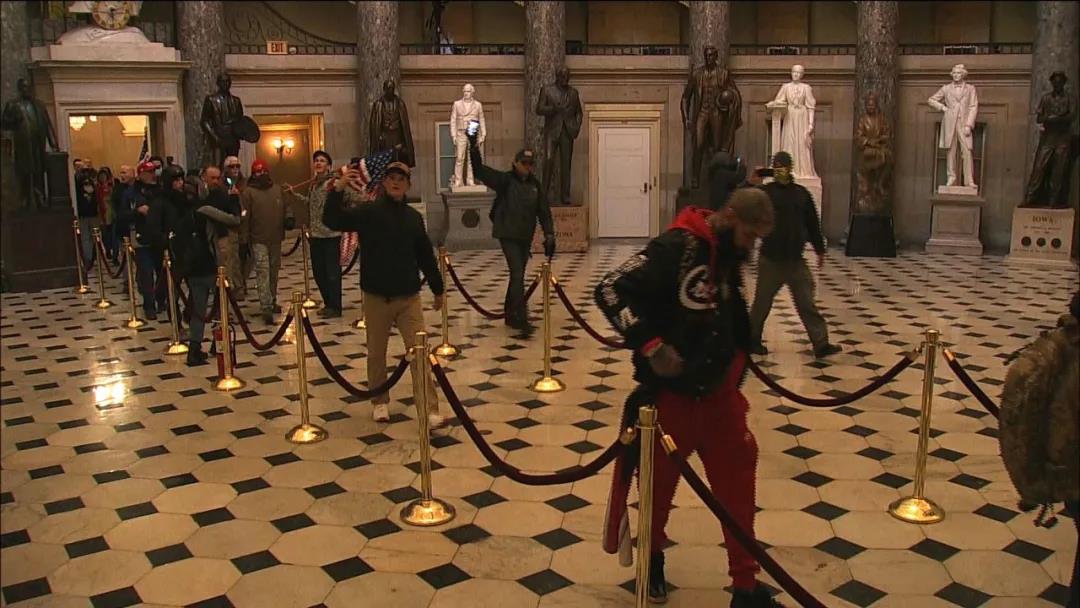 特朗普支持者强闯国会与警察激战 特工开枪！