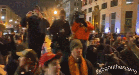 特朗普支持者强闯国会与警察激战 特工开枪！