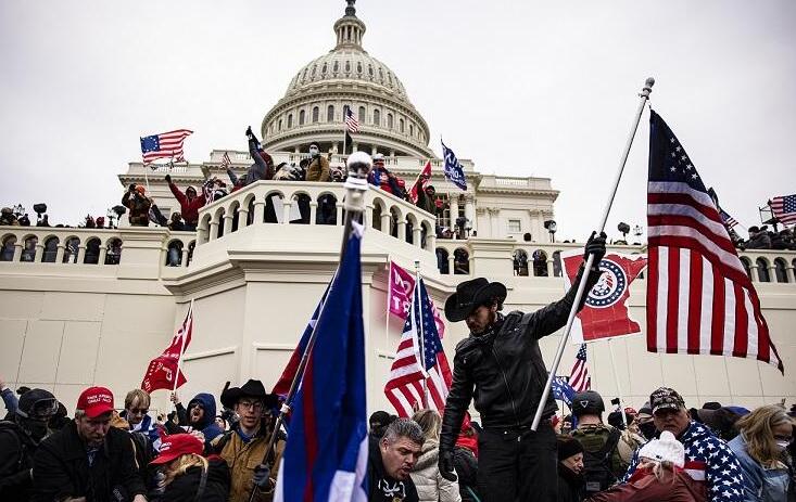美国《时代》周刊新一期杂志封面:“民主”惨遭攻击! 美国《时代》周刊新一期杂志封面:“民主”惨遭攻击!