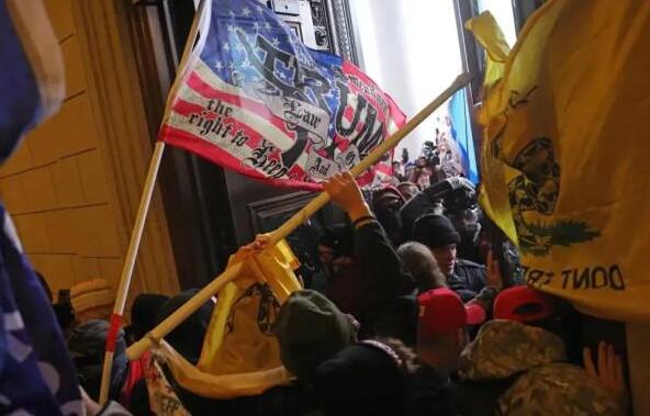 美国《时代》周刊新一期杂志封面:“民主”惨遭攻击! 美国《时代》周刊新一期杂志封面:“民主”惨遭攻击!