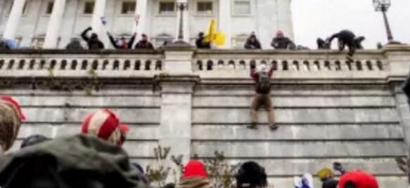 美国警察都这样清算“暴徒”了！竟然还说他们软弱？