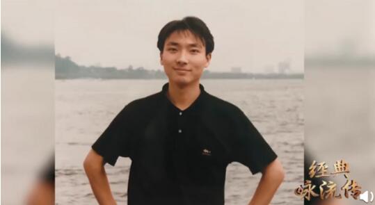 央视boys合体!康辉说和21岁最大差别是脸的宽度,年轻时照片公开