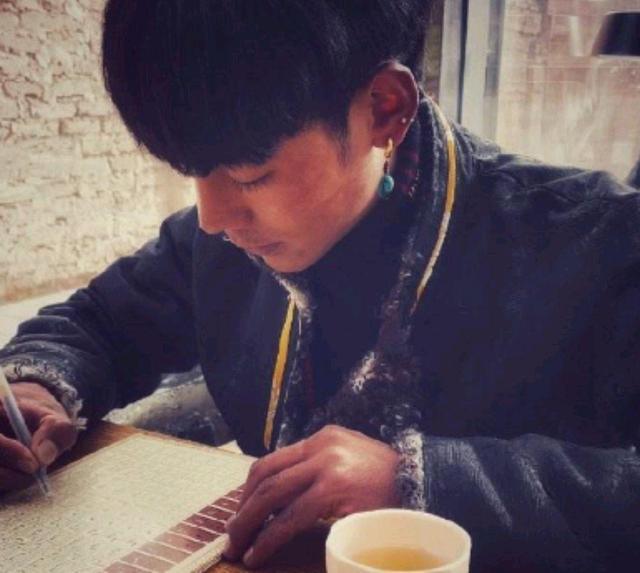 人设崩了？理塘文旅公司回应丁真抽烟：无可奉告