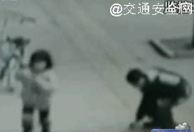 惨剧!男孩往窨井扔鞭炮被炸飞5米身亡,家长一定要看好孩子