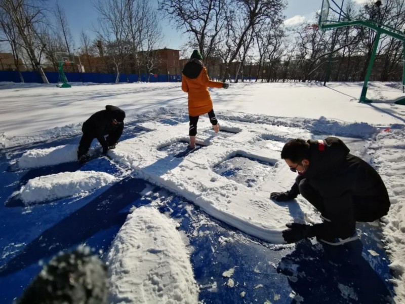 玩雪玩出“新高度”! 雪后大连理工惊现巨幅画作