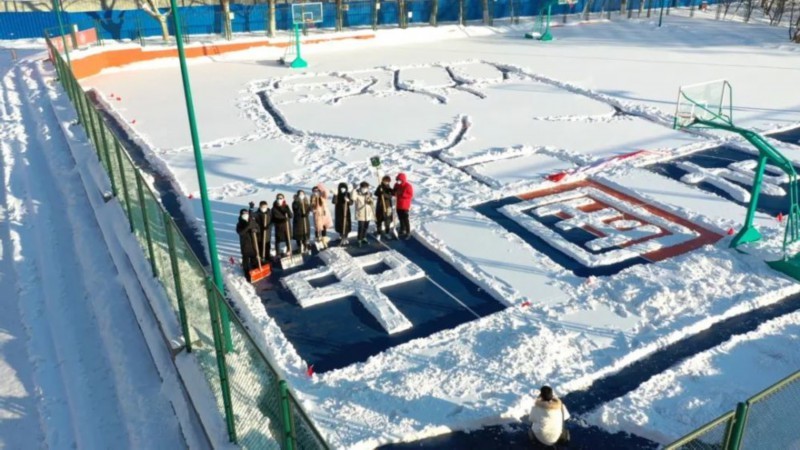 玩雪玩出“新高度”! 雪后大连理工惊现巨幅画作