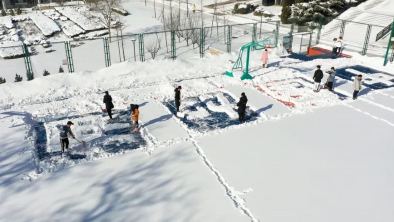 玩雪玩出“新高度”! 雪后大连理工惊现巨幅画作