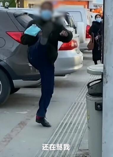 【迷惑行为大赏】女子回应用苹果手机被男子谩骂,下车后还被尾随