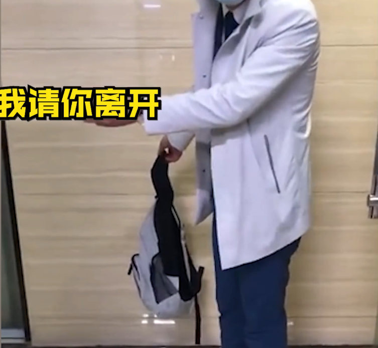 闻所未闻！男子未参加同事生日宴被罚，经理：谁让他不来？