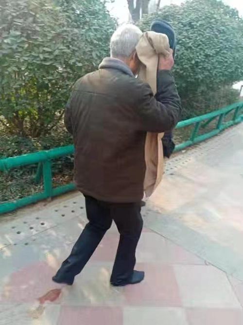 感动!65岁保洁员跳冰湖救出6岁女童 救人后赤脚离去