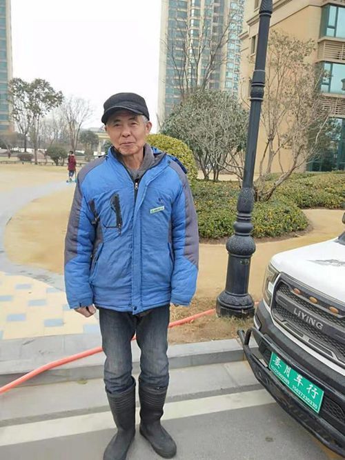 感动!65岁保洁员跳冰湖救出6岁女童 救人后赤脚离去