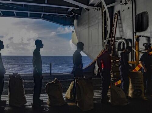 美军航母已经“老”的开始“失禁”了 美海军正考虑建轻航母 美军航母已经“老”的开始“失禁”了 美海军正考虑建轻航母