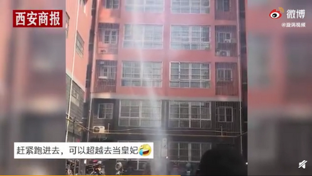 陕西一对新人结婚当天出现小龙卷风,网友:爱情来的太快就像龙卷风!