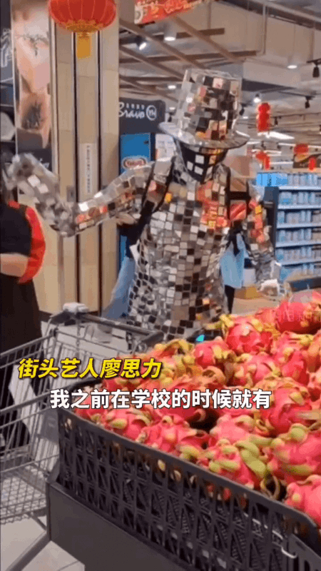 这就是行走的闪光灯吗！小伙扮机器人购物引围观