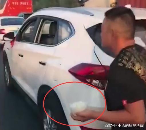 高速上的干饭人!高速遇堵车 男子后备箱盛饭开吃引围观