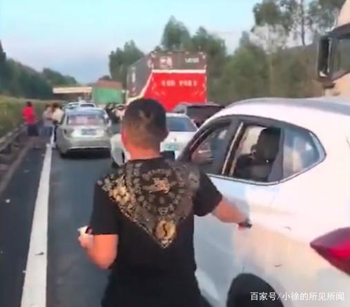 高速上的干饭人!高速遇堵车 男子后备箱盛饭开吃引围观