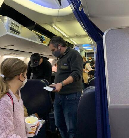 美政客出国度假还甩锅女儿,妻子短信曝光细节! 美政客出国度假还甩锅女儿,妻子短信曝光细节!