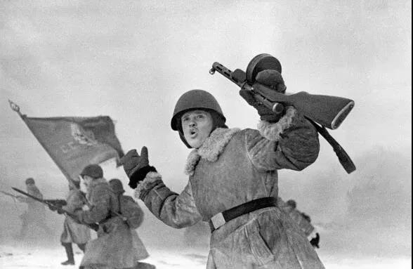 重演卫国战争场景! “战斗民族”这样纪念祖国保卫者日 重演卫国战争场景! “战斗民族”这样纪念祖国保卫者日