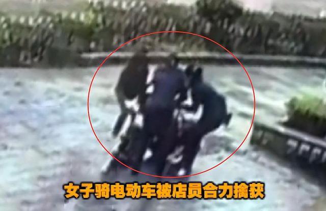 19岁女孩持美工刀抢金店 完事骑电动车逃离 网友:开了眼界