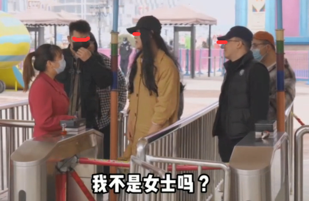 男子为享受妇女节半价假扮女装,假发被扯下来一幕相当尴尬